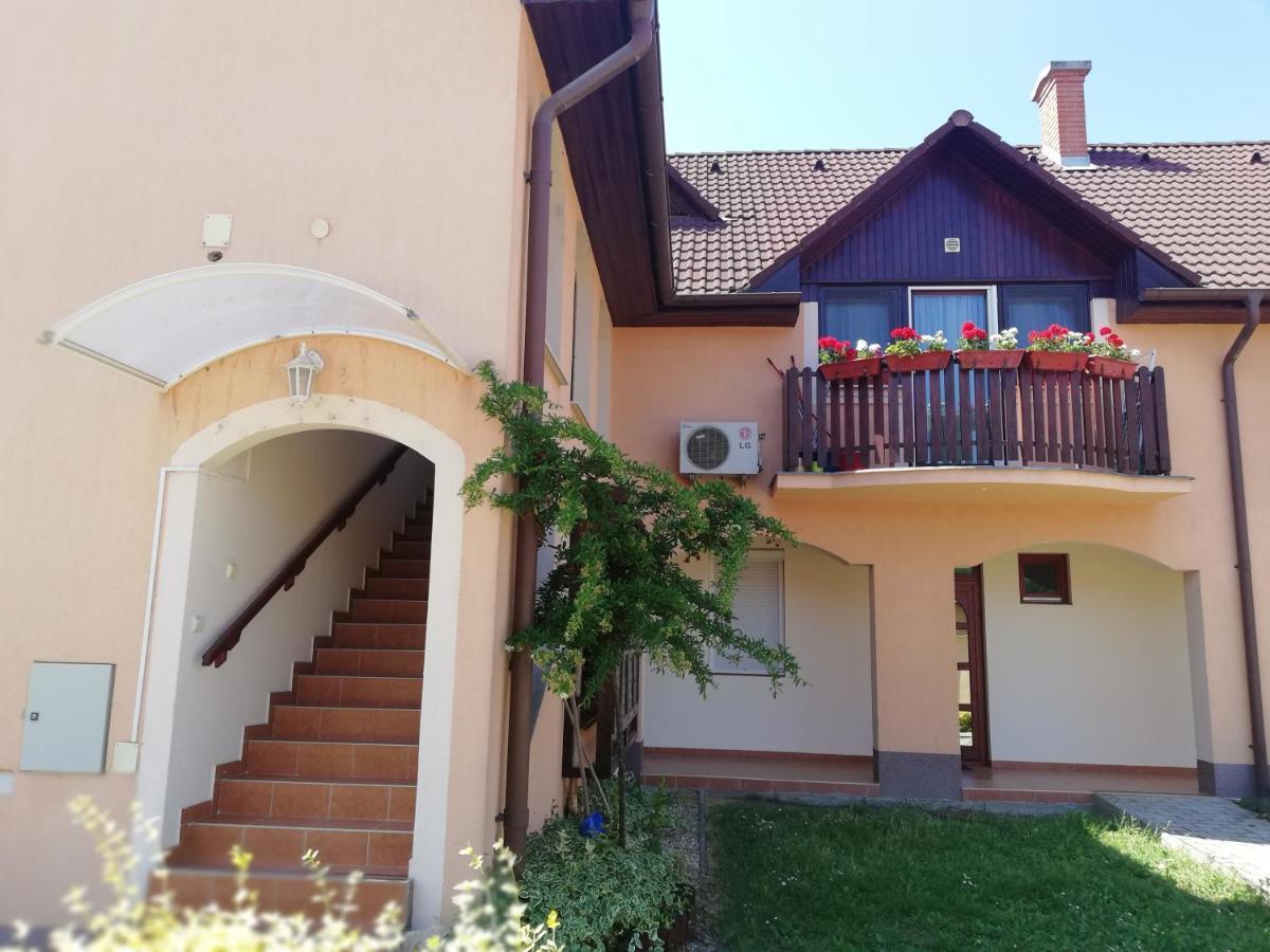Galery Apartman Gyula Exterior foto